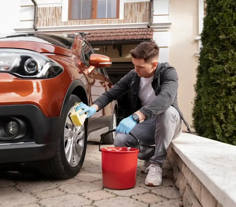 Lavage auto à domicile Gué-d'Hossus : professionnel intervenant sur un véhicule
